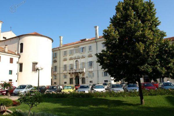 OBVESTILO: V Osrednji knjižnici Srečka Vilharja Koper prehajamo na eno-pultni sistem dela