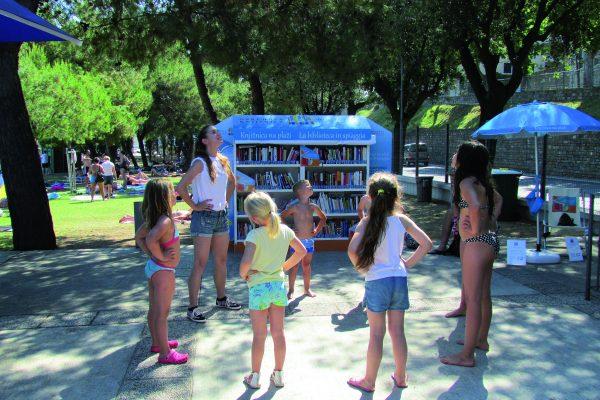 Knjižnica na plaži prešla okvire slovenske obale – od julija se bodo s knjigami na plaži družili tudi kopalci v Novigradu