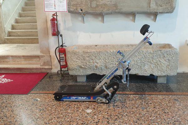 Električni goseničar bo olajšal dostop vsem gibalno oviranim