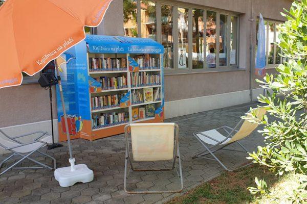 Knjižnica na plaži združila predstavnike dveh držav in treh narodnih skupnosti, slovenske, hrvaške in italijanske