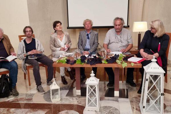 Knjižnica Ankaran: Ob stihih poezije počastili spomin na preminule pesnike