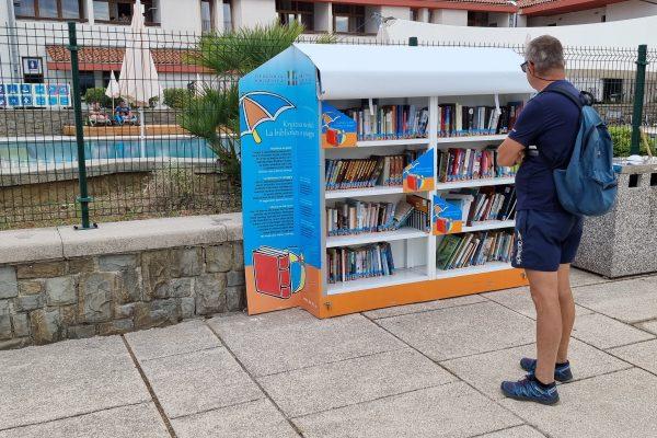 Prende vita la 10ª biblioteca sulla spiaggia