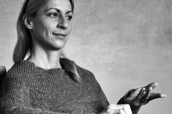 Redharani Pernarčič: Pesnica, avtorica performativno-vizualnih instalacij, vsestranska umetnica